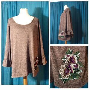 Avenue Brown Embroidered Flower Top Size 30/32